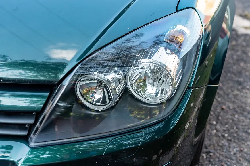 Opel Astra fényszóró polírozás előtti és utáni állapotban. – Utána