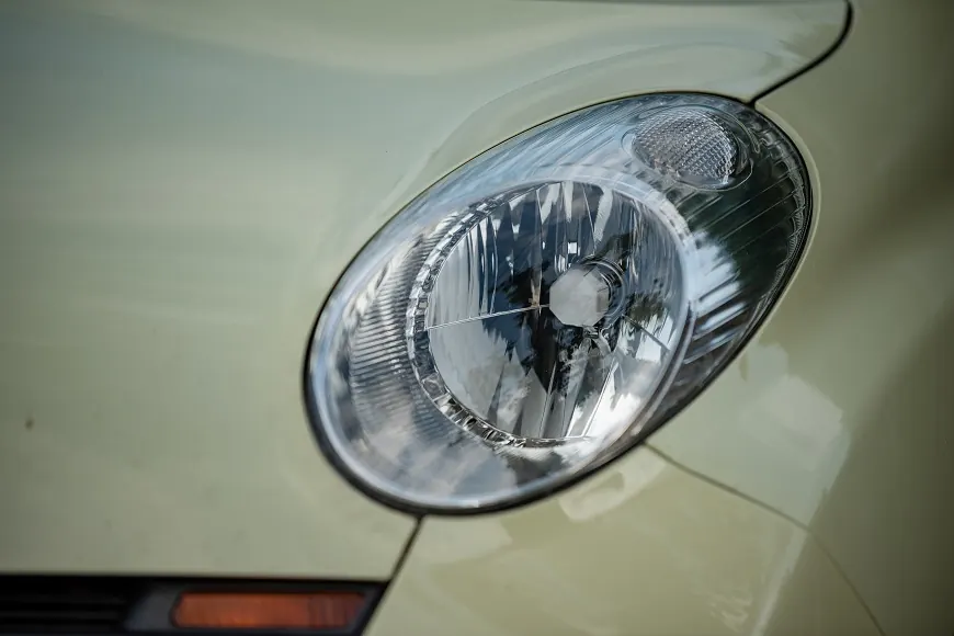 Toyota Yaris fényszóró polírozás előtti és utáni állapotban. – Utána
