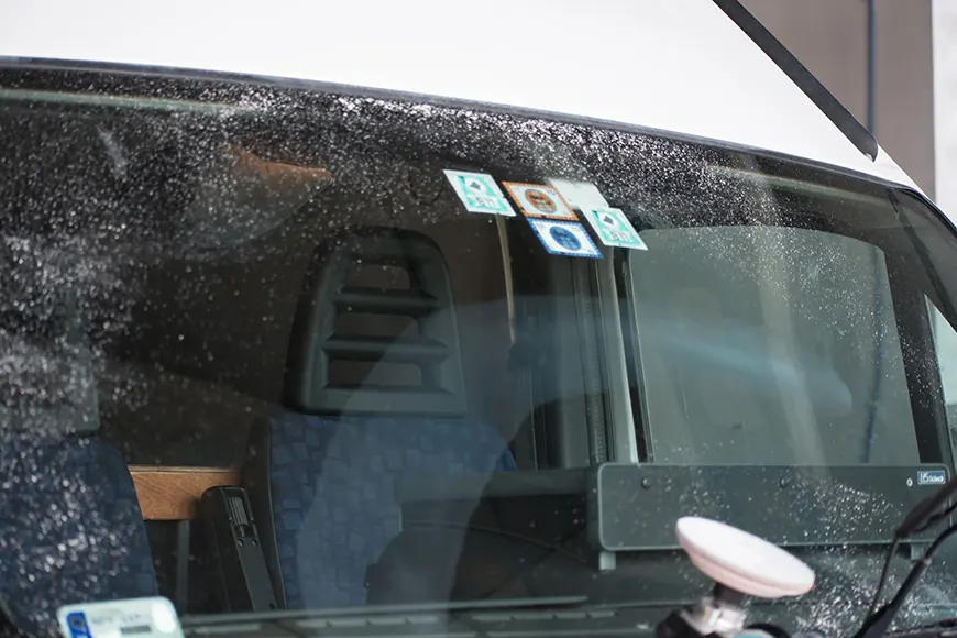Üvegpolírozás nagyobb jármű szélvédőjén előtte-utána állapotban. – Utána